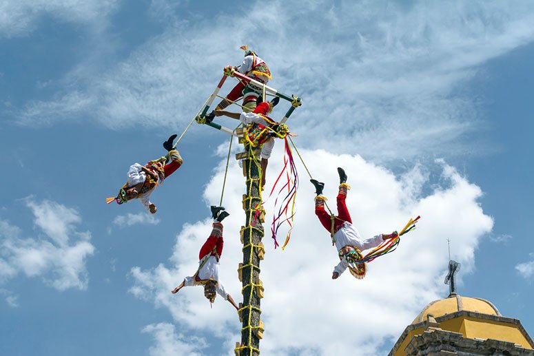 Best things to do in Playa Del Carmen: watch the Voladores de papantla in Parque Los Fundadores.